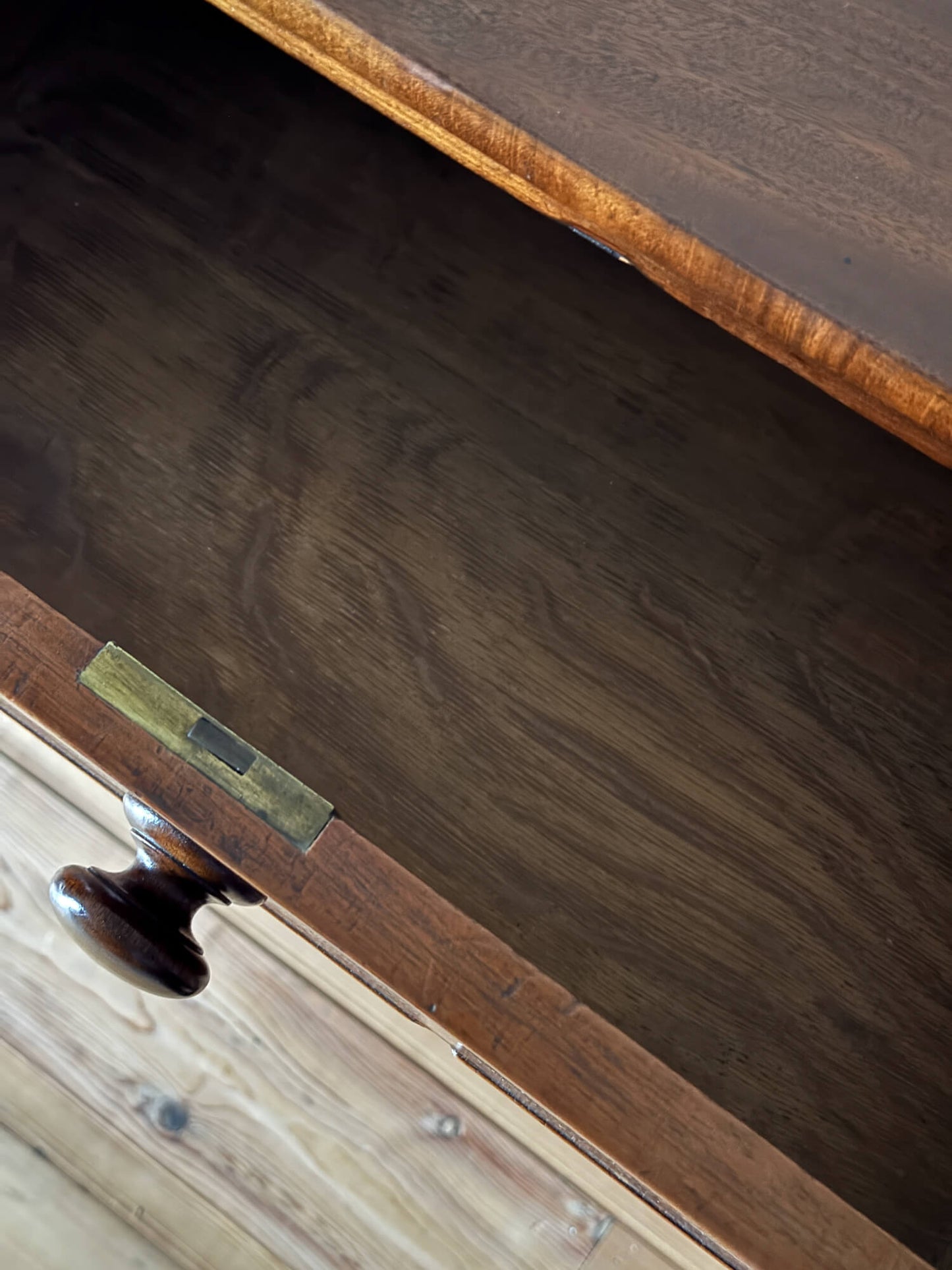 Victorian mahogany chest of drawers with oak-lined drawers