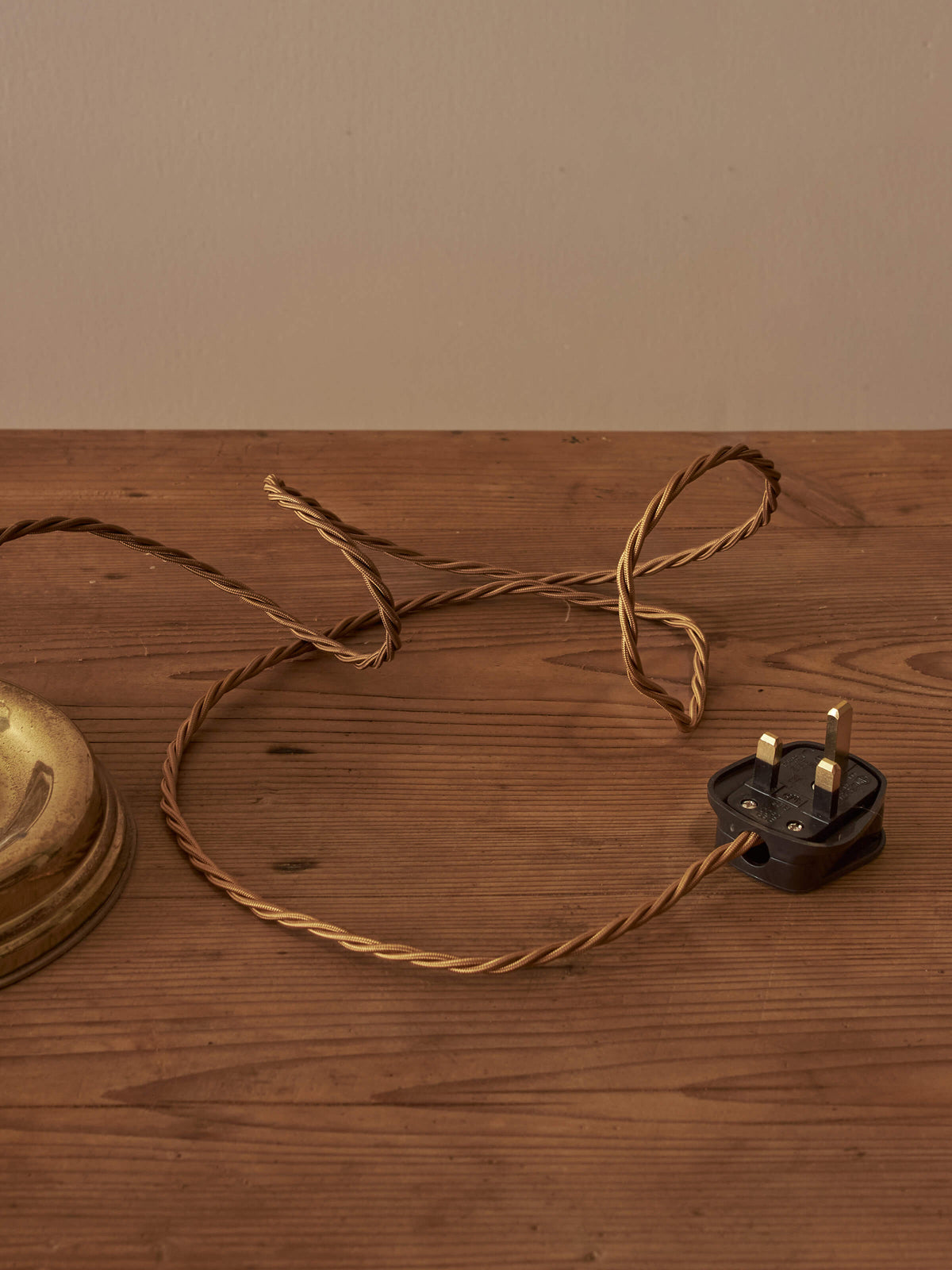 Vintage mid-century brass clam table lamp