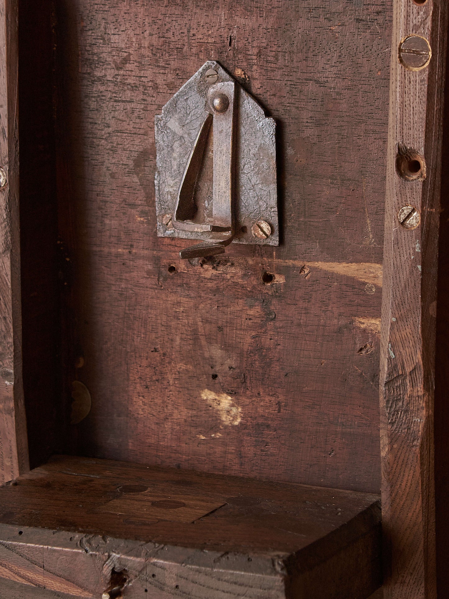 Antique circular mahogany tilt-top table