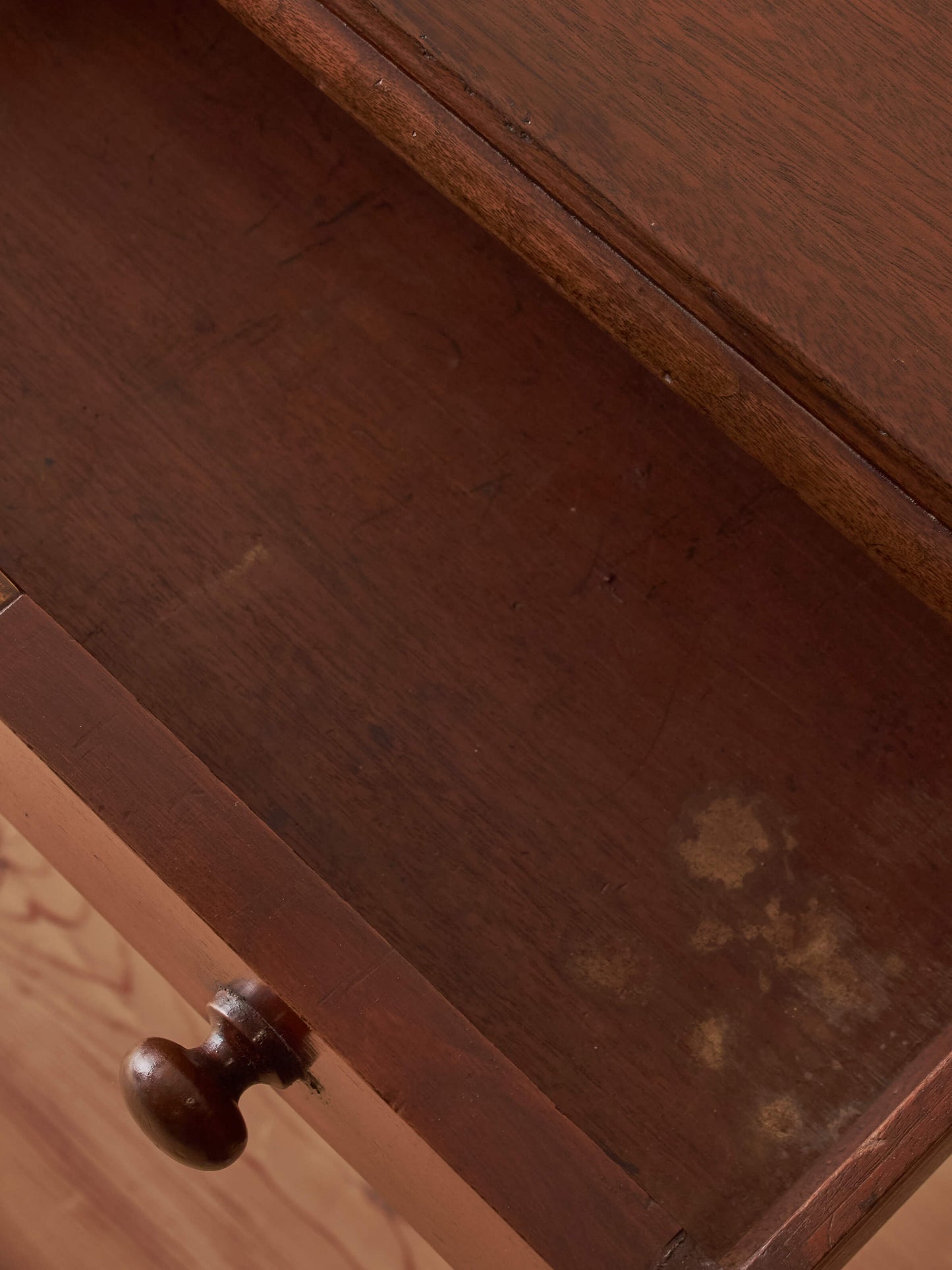 Regency mahogany desk with reeded legs