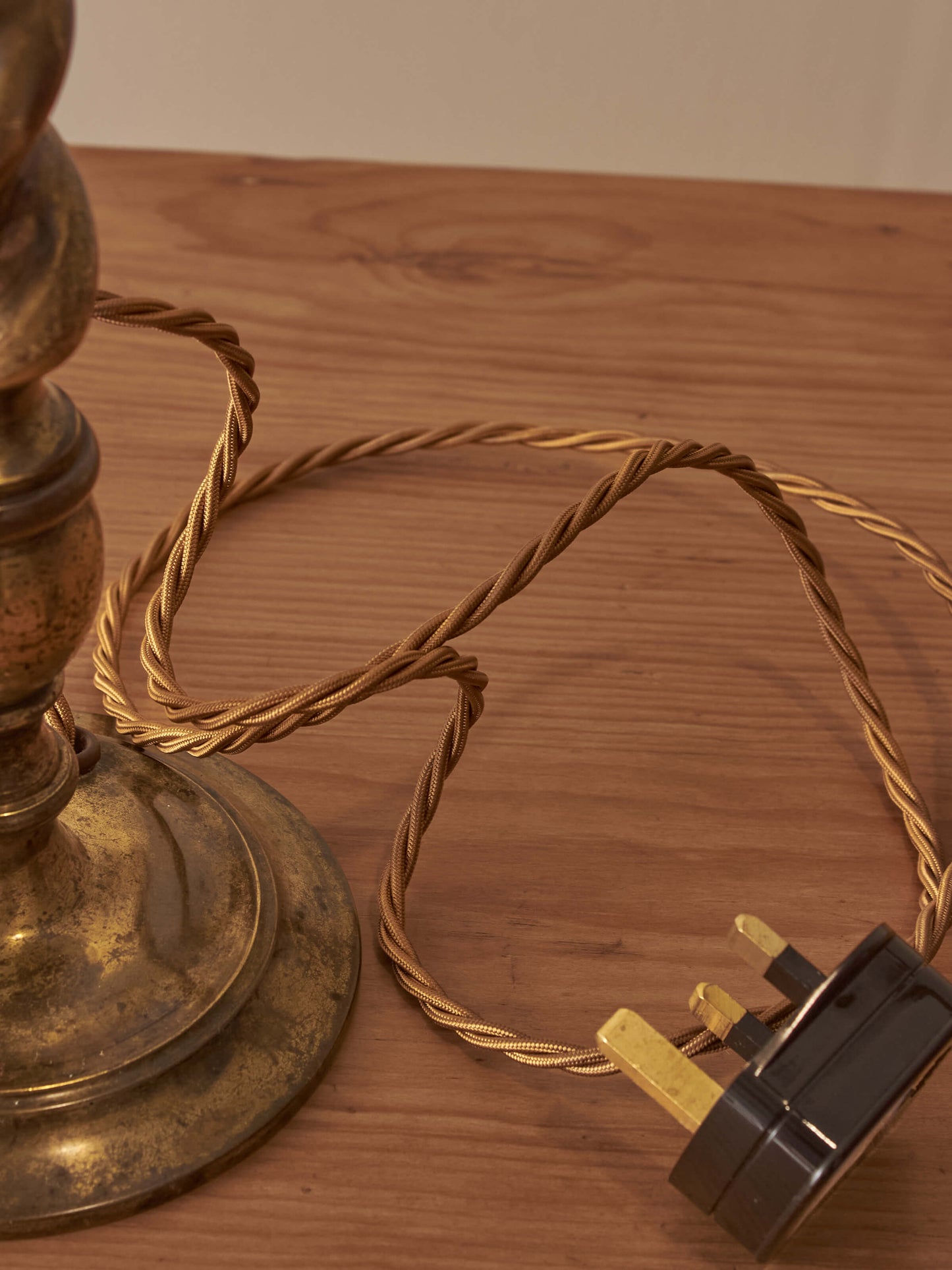 Vintage brass barley twist table lamp