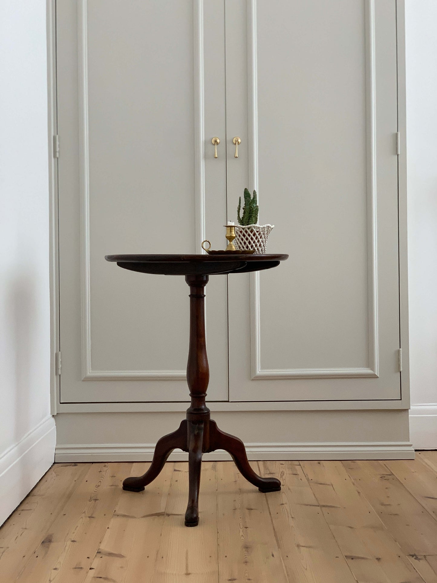 Victorian tilt-top occasional table on splayed legs