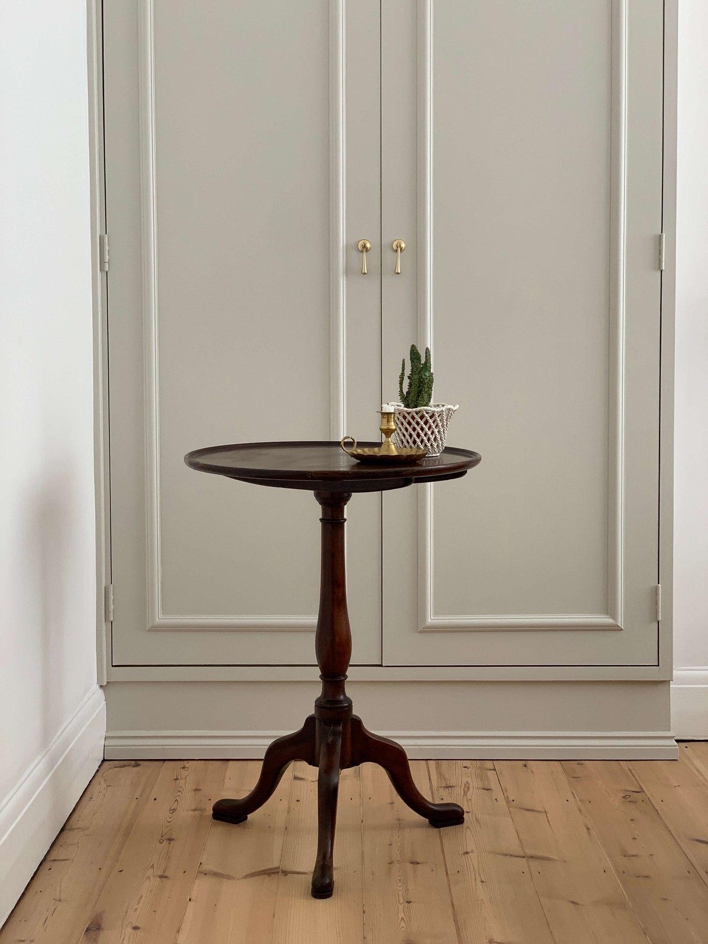 Victorian tilt-top occasional table on splayed legs