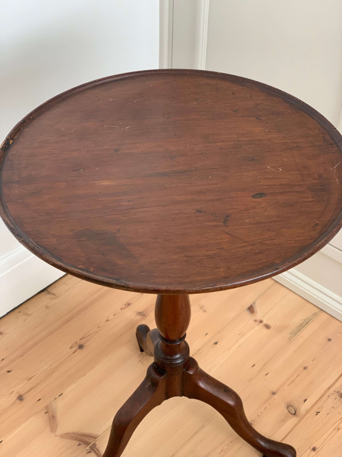 Victorian tilt-top occasional table on splayed legs