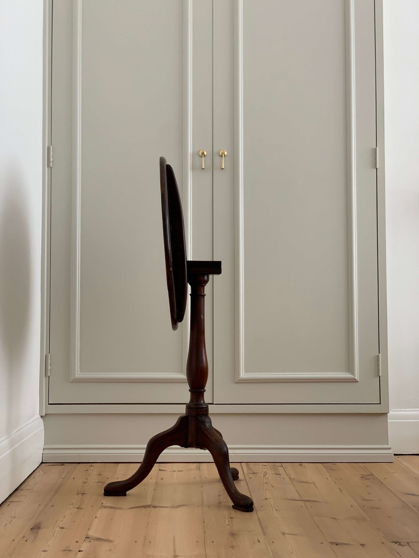 Victorian tilt-top occasional table on splayed legs