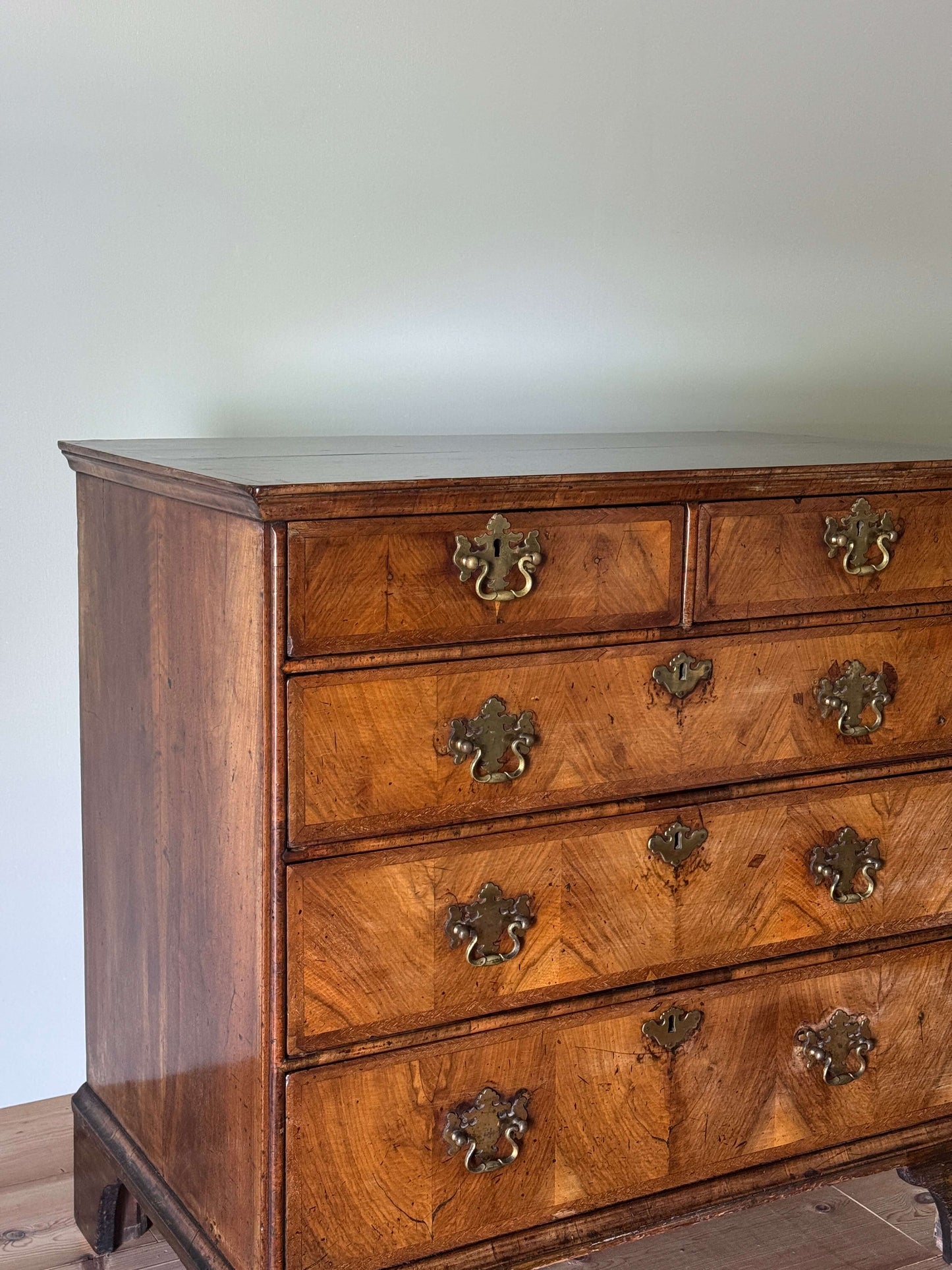 George II walnut crossbanded chest of drawers
