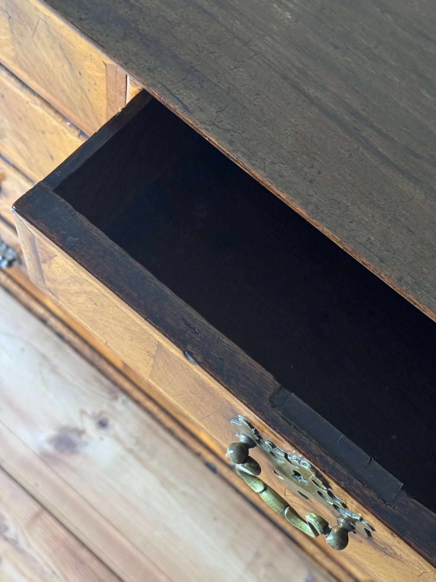 George II walnut crossbanded chest of drawers