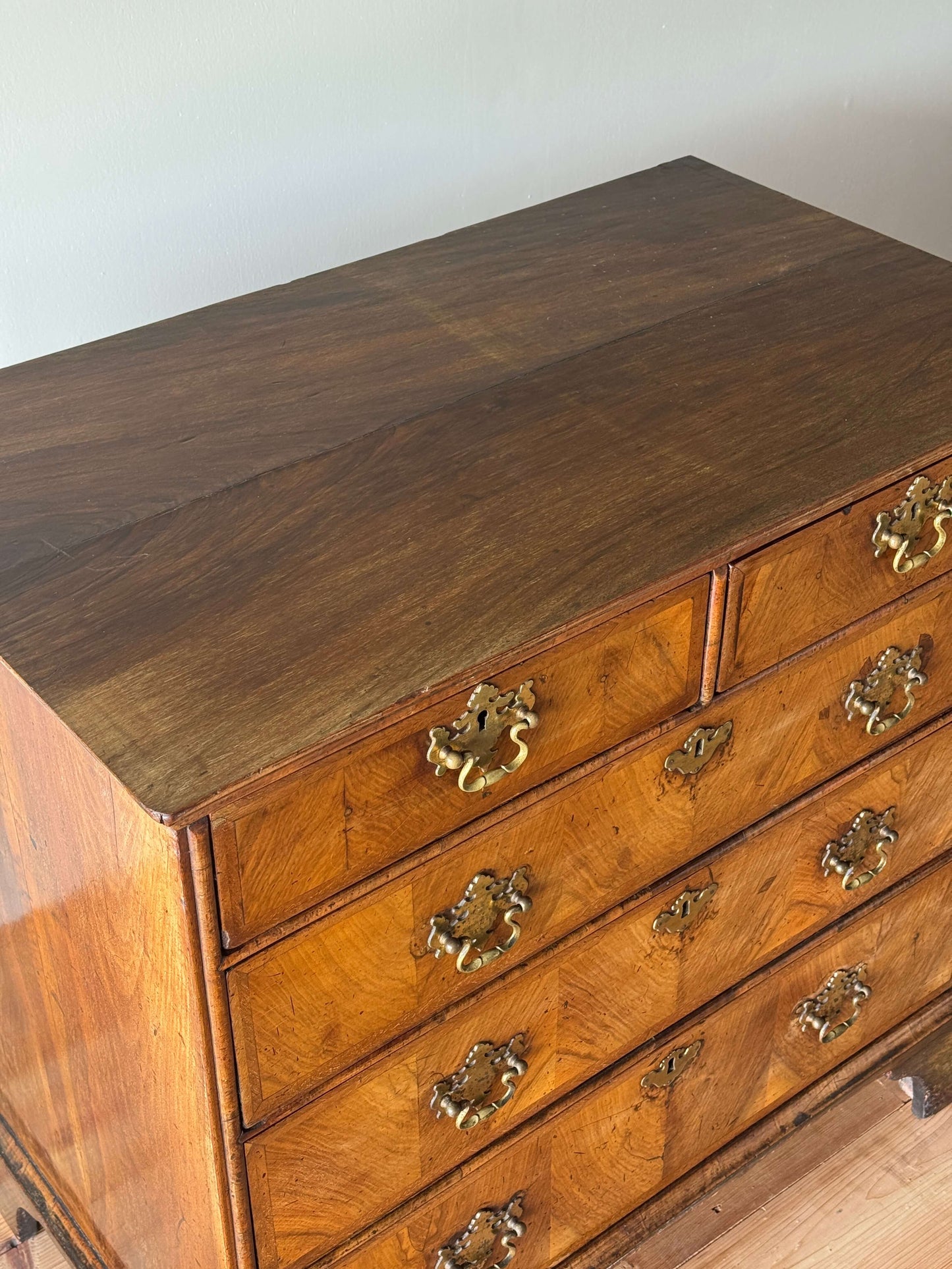 George II walnut crossbanded chest of drawers