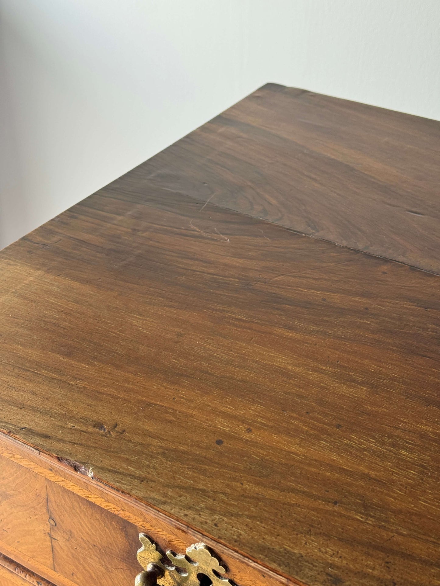 George II walnut crossbanded chest of drawers