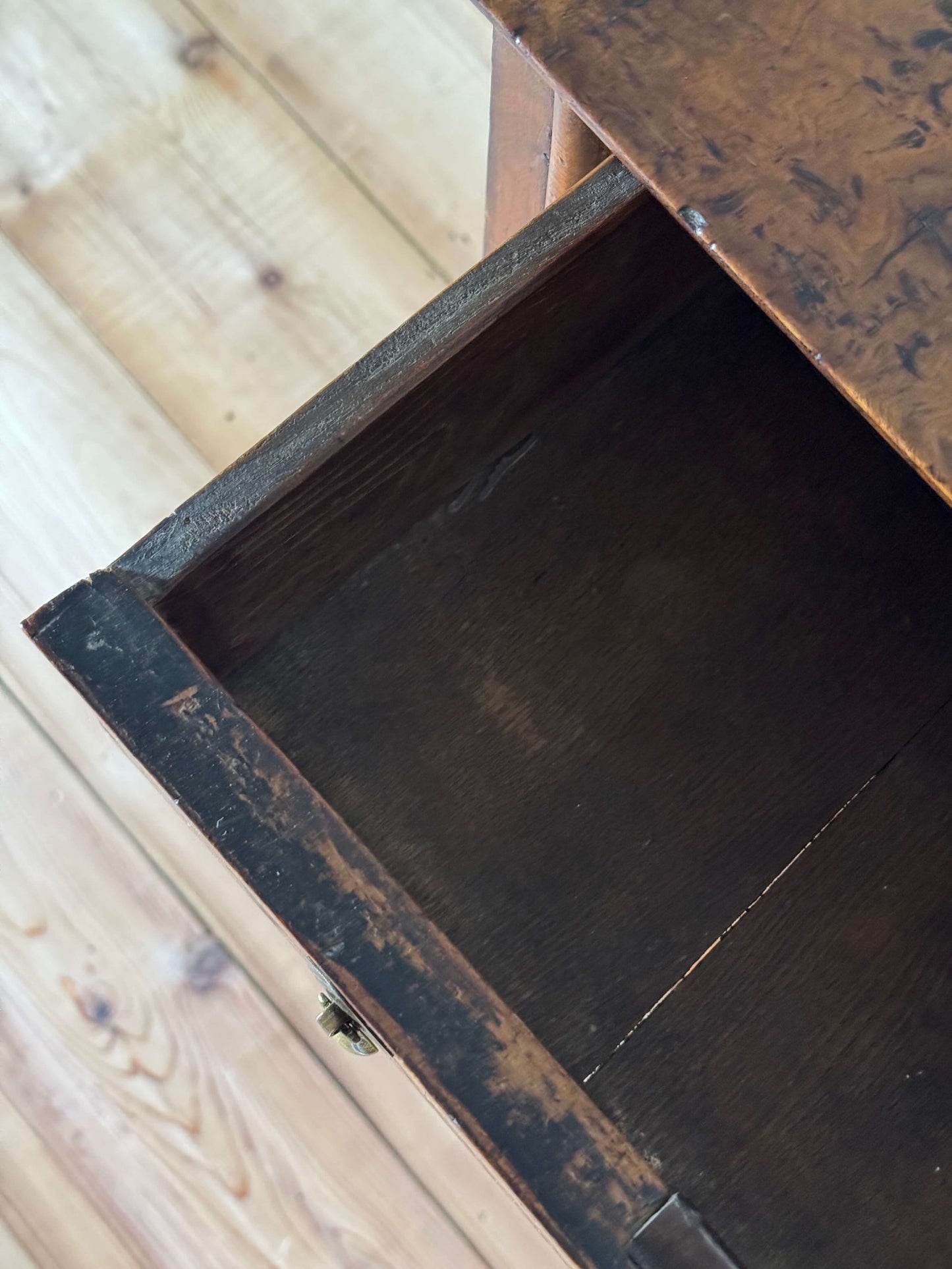 George II walnut and elm crossbanded chest of drawers