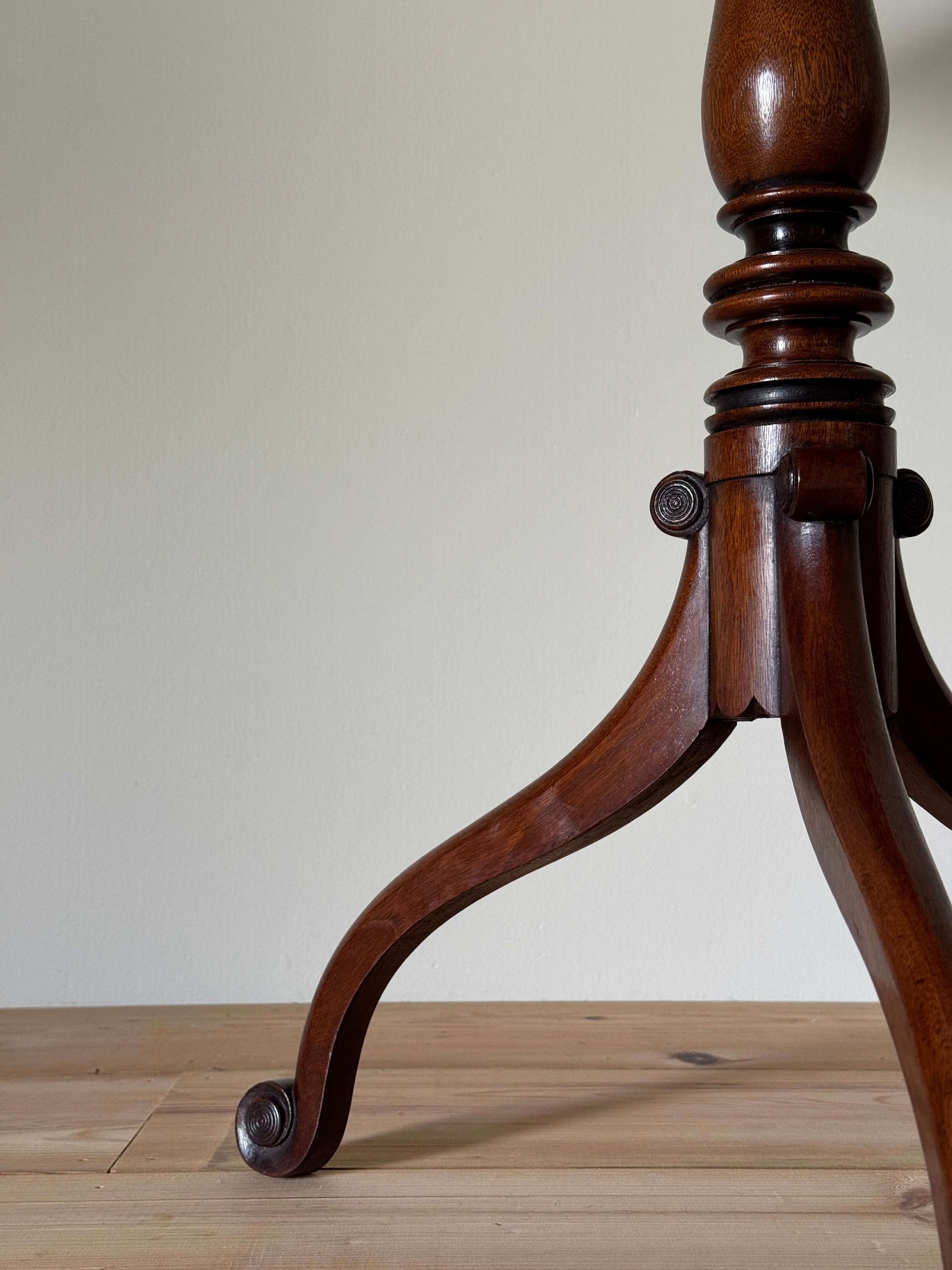 Victorian mahogany marquetry tilt-top table