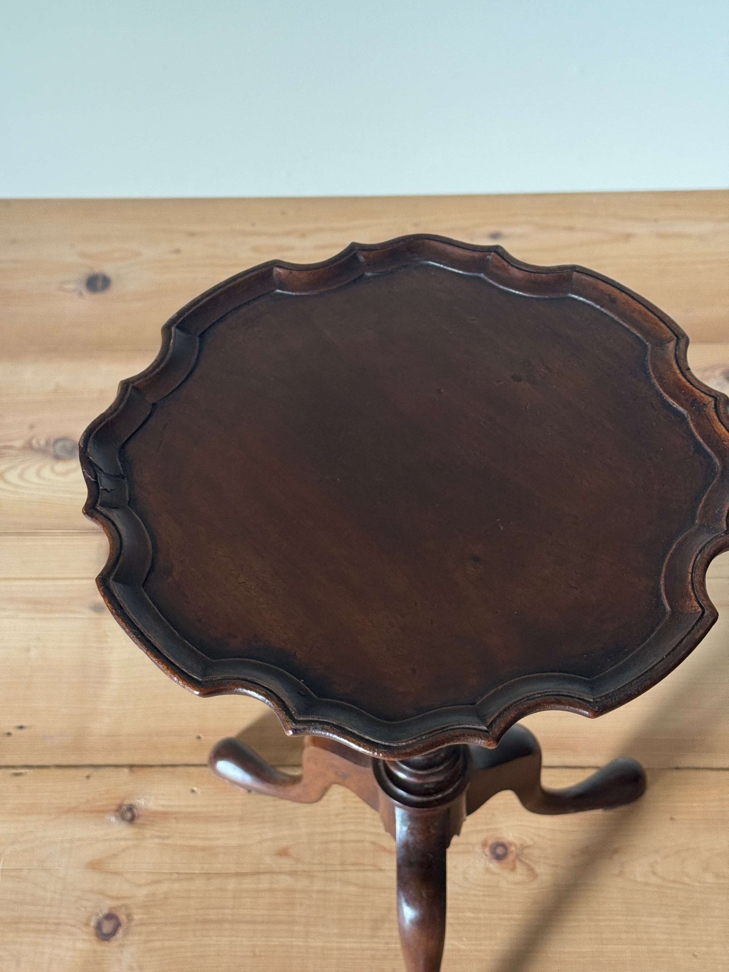 Early Victorian mahogany scalloped wine table
