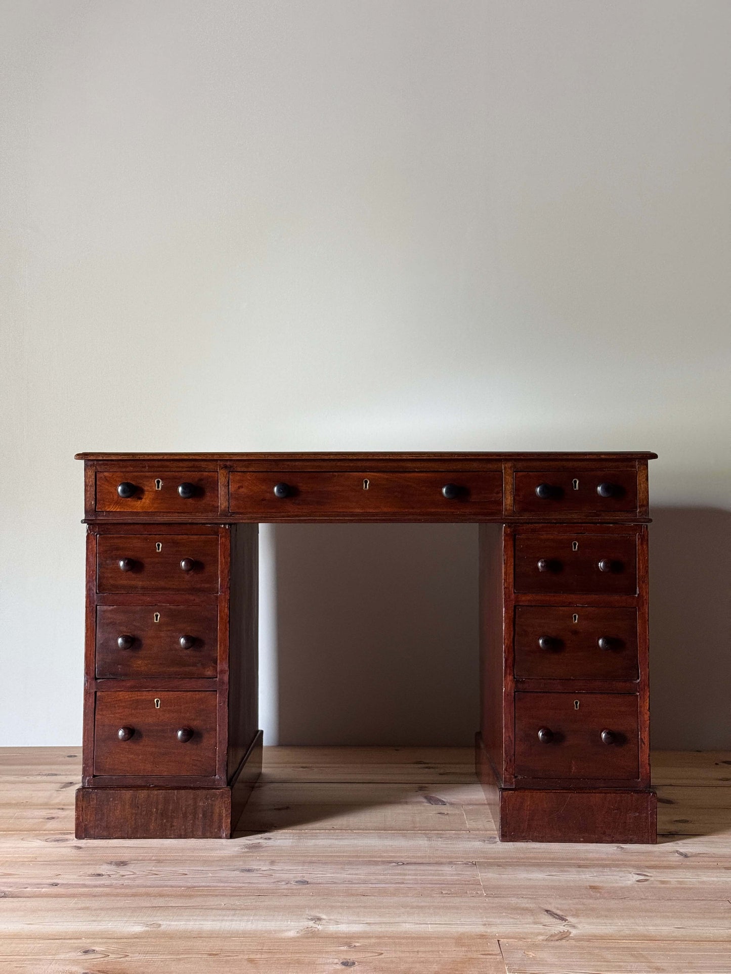 Victorian mahogany pedestal desk