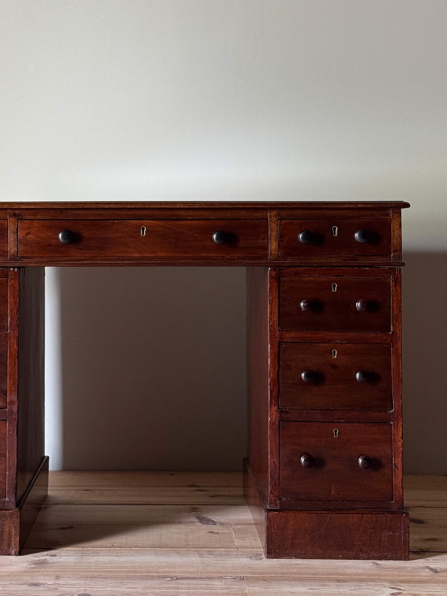 Victorian mahogany pedestal desk
