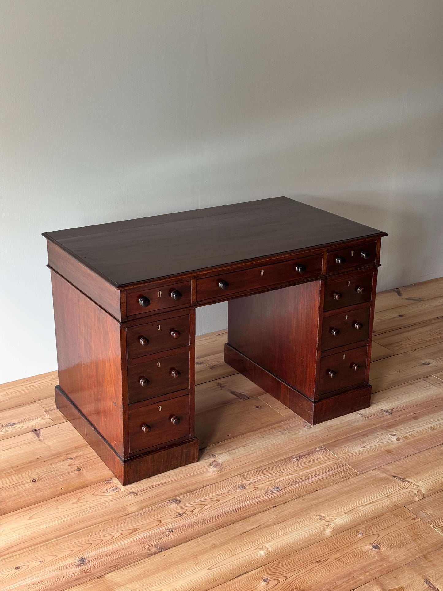 Victorian mahogany pedestal desk