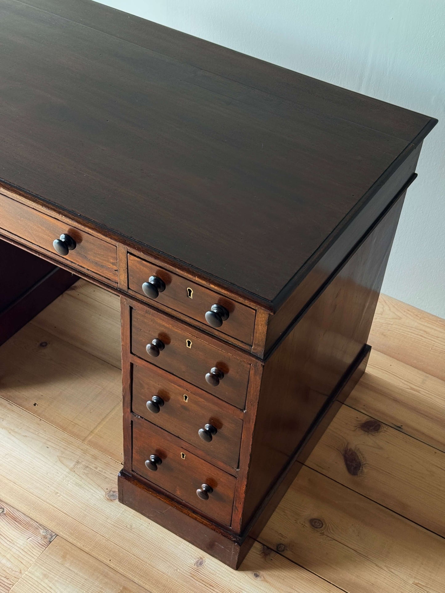 Victorian mahogany pedestal desk