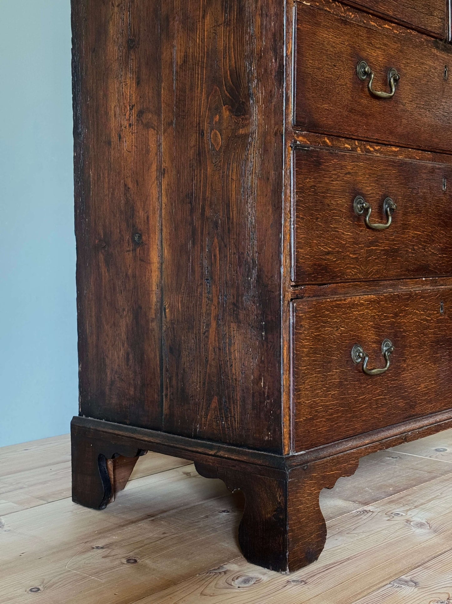 Georgian chest of drawers on bracket feet
