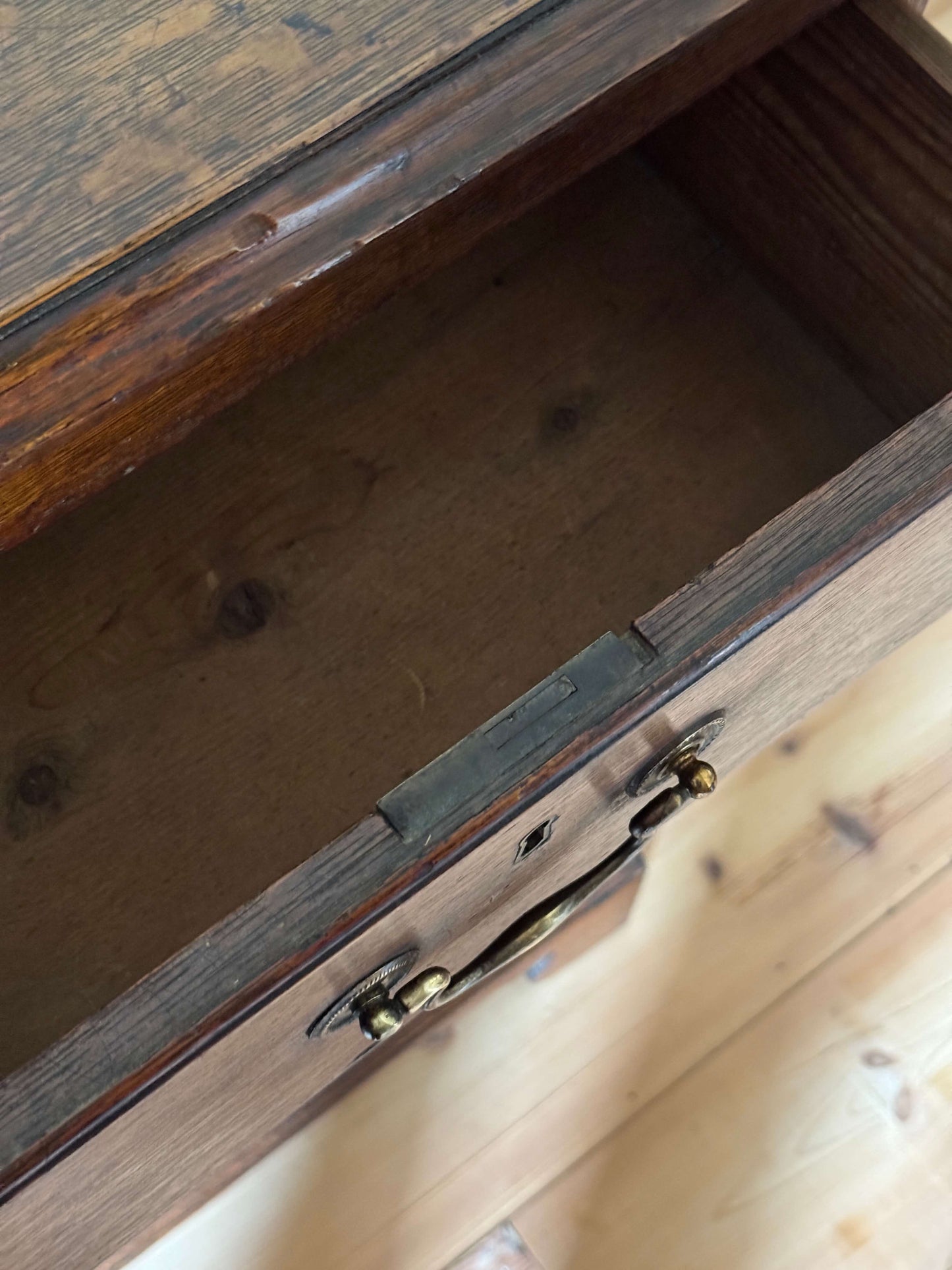 Georgian chest of drawers on bracket feet