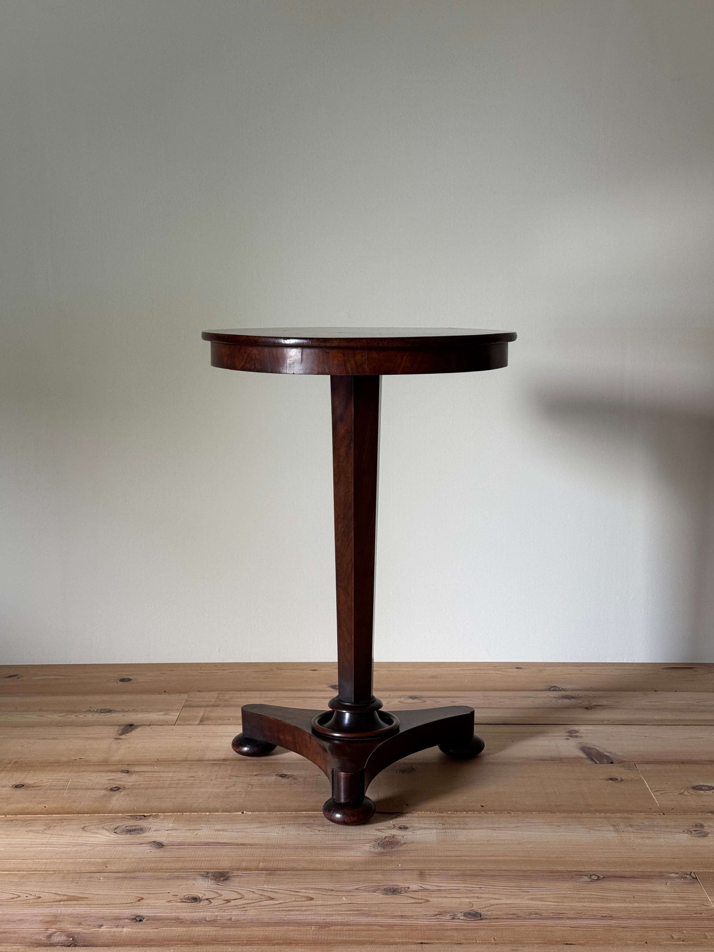Victorian circular pedestal table on bun feet