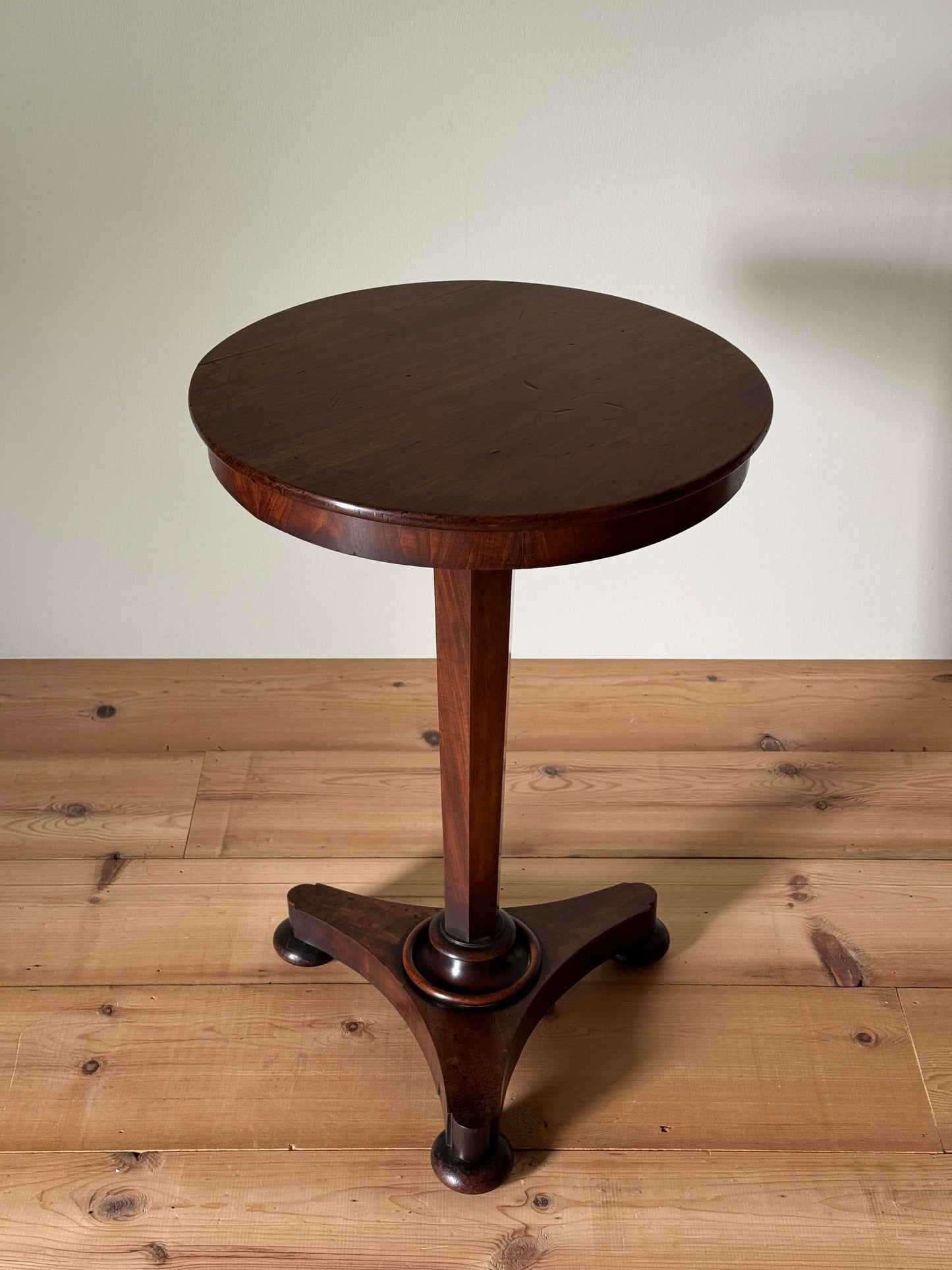 Victorian circular pedestal table on bun feet