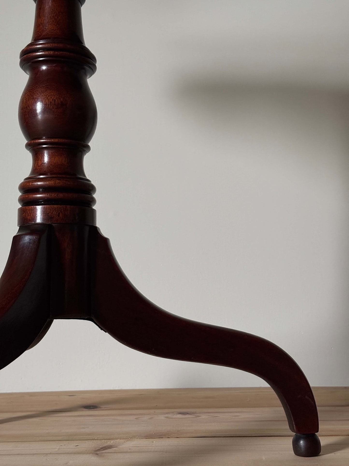 Georgian mahogany tilt-top wine table