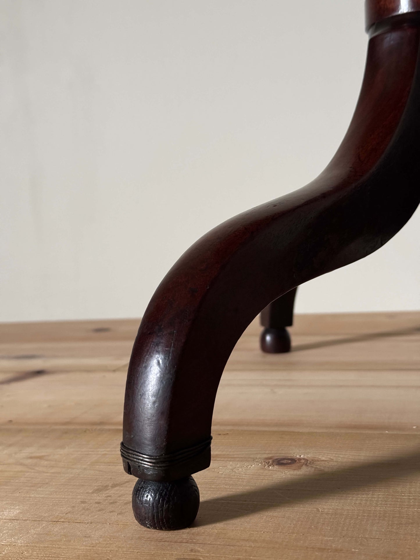 Georgian mahogany tilt-top wine table