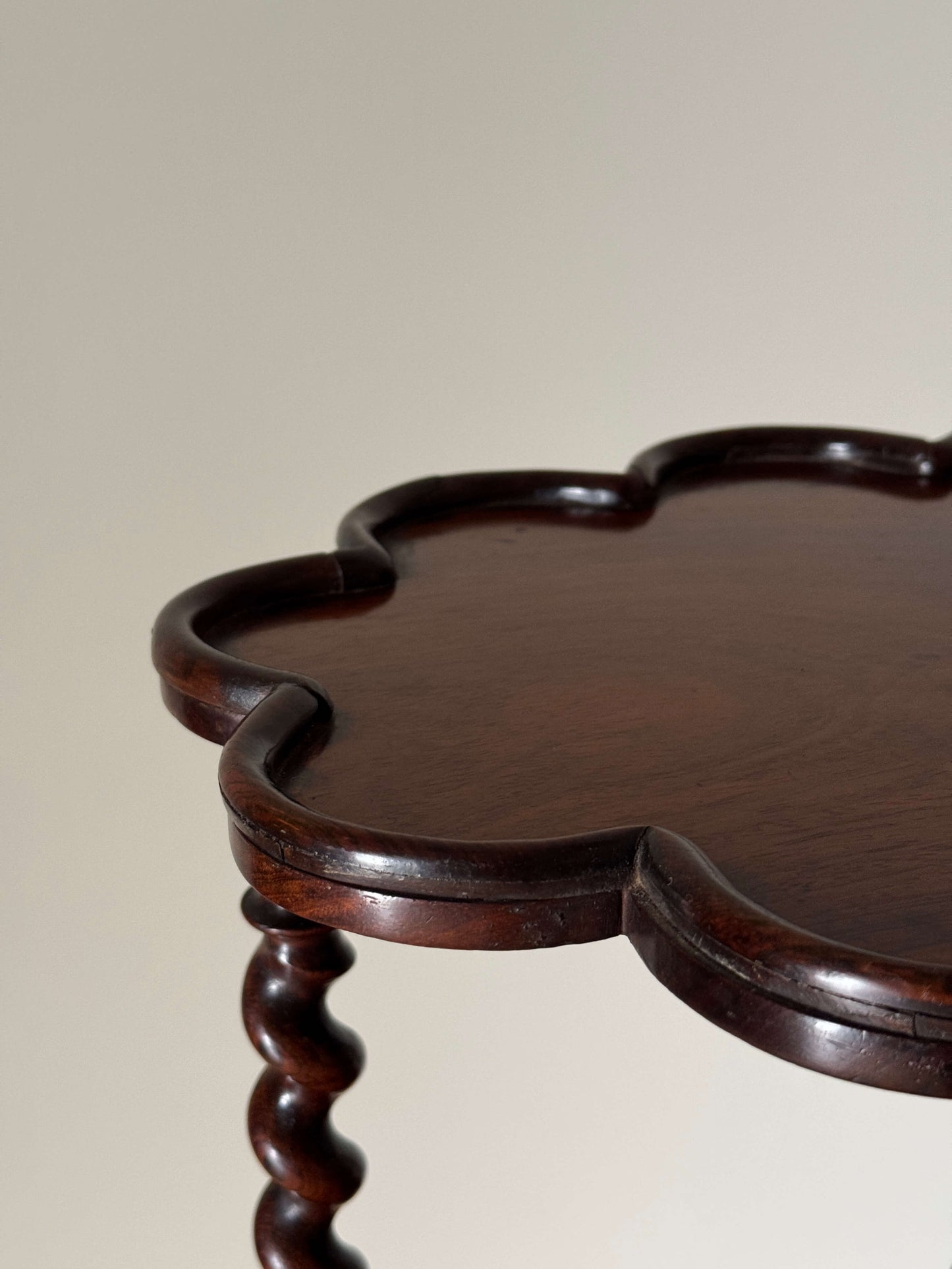 Victorian rosewood scalloped whatnot