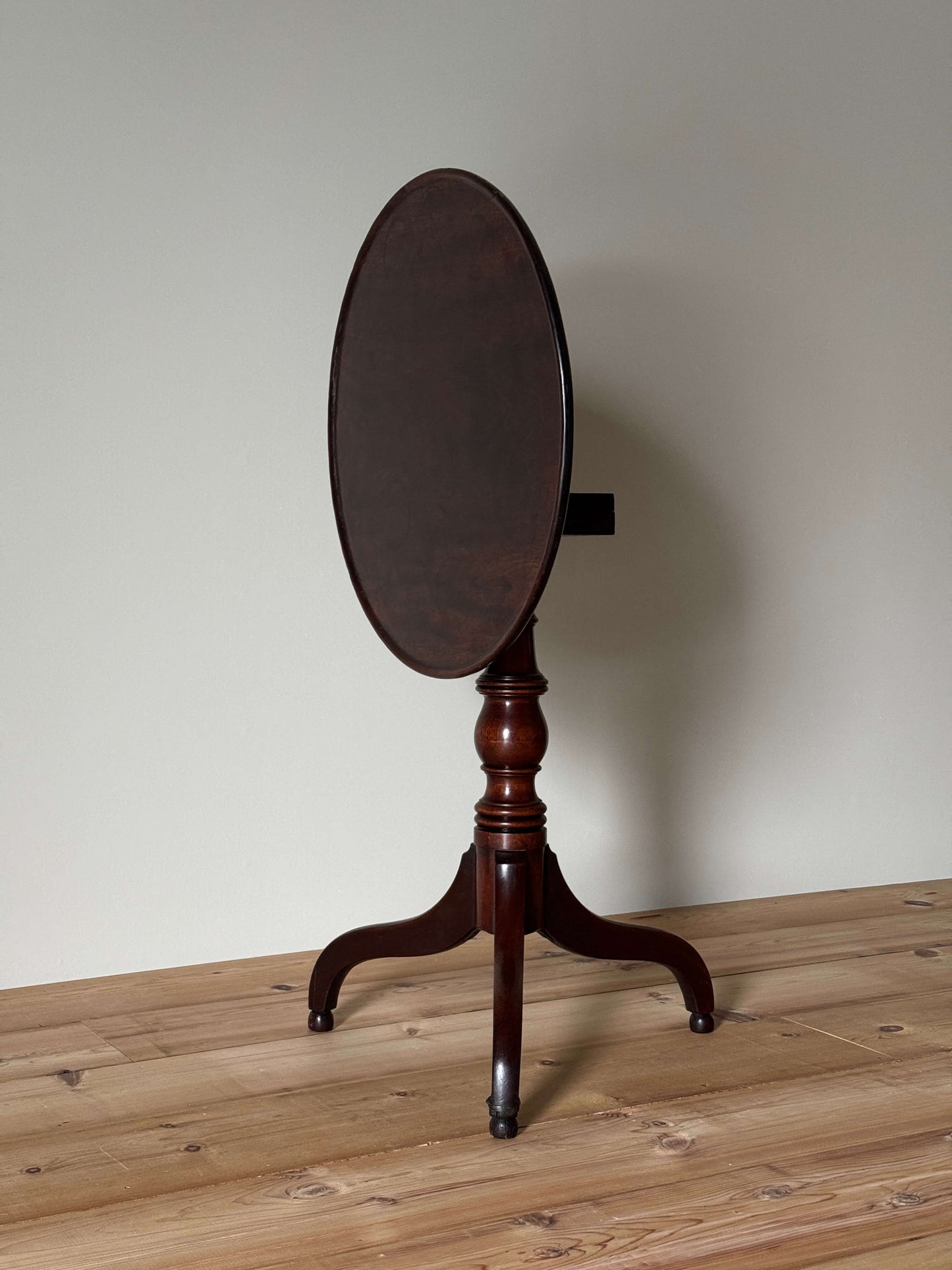 Georgian mahogany tilt-top wine table