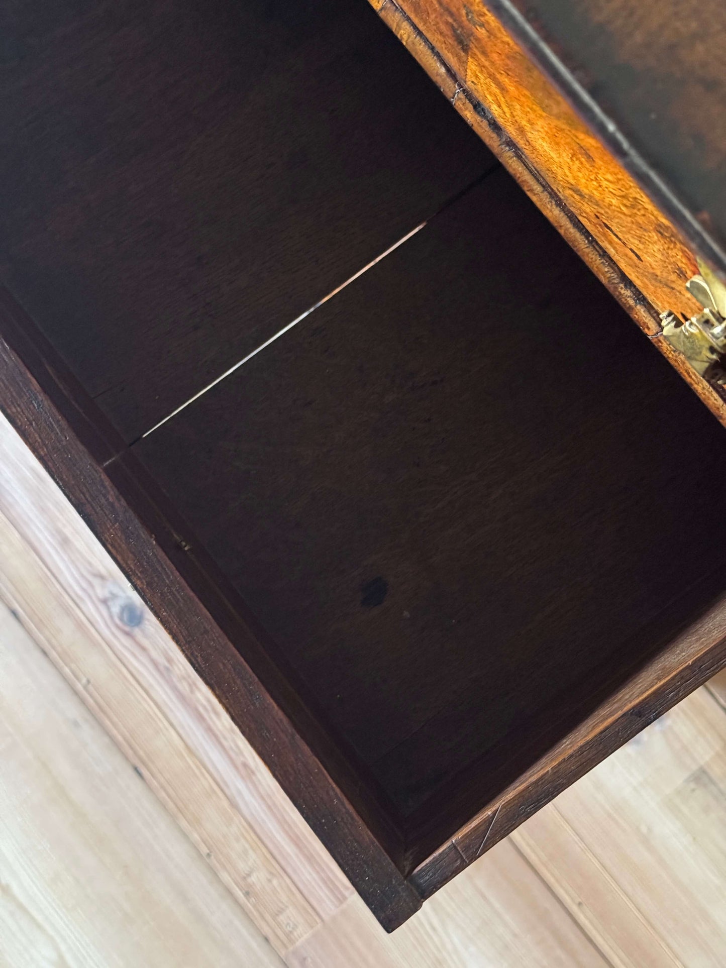 Queen Anne walnut crossbanded chest of drawers