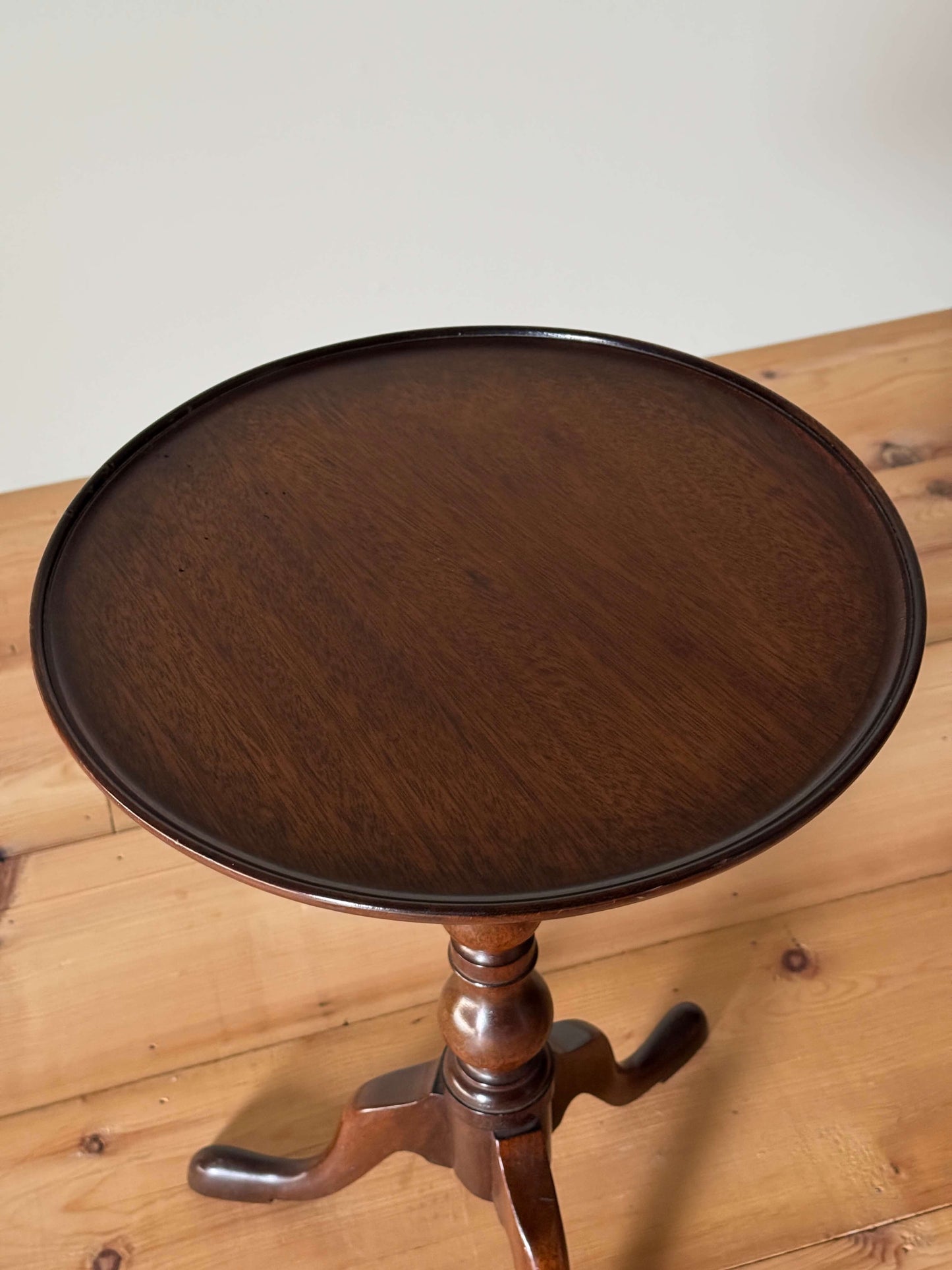 Late Victorian wine table on splayed legs