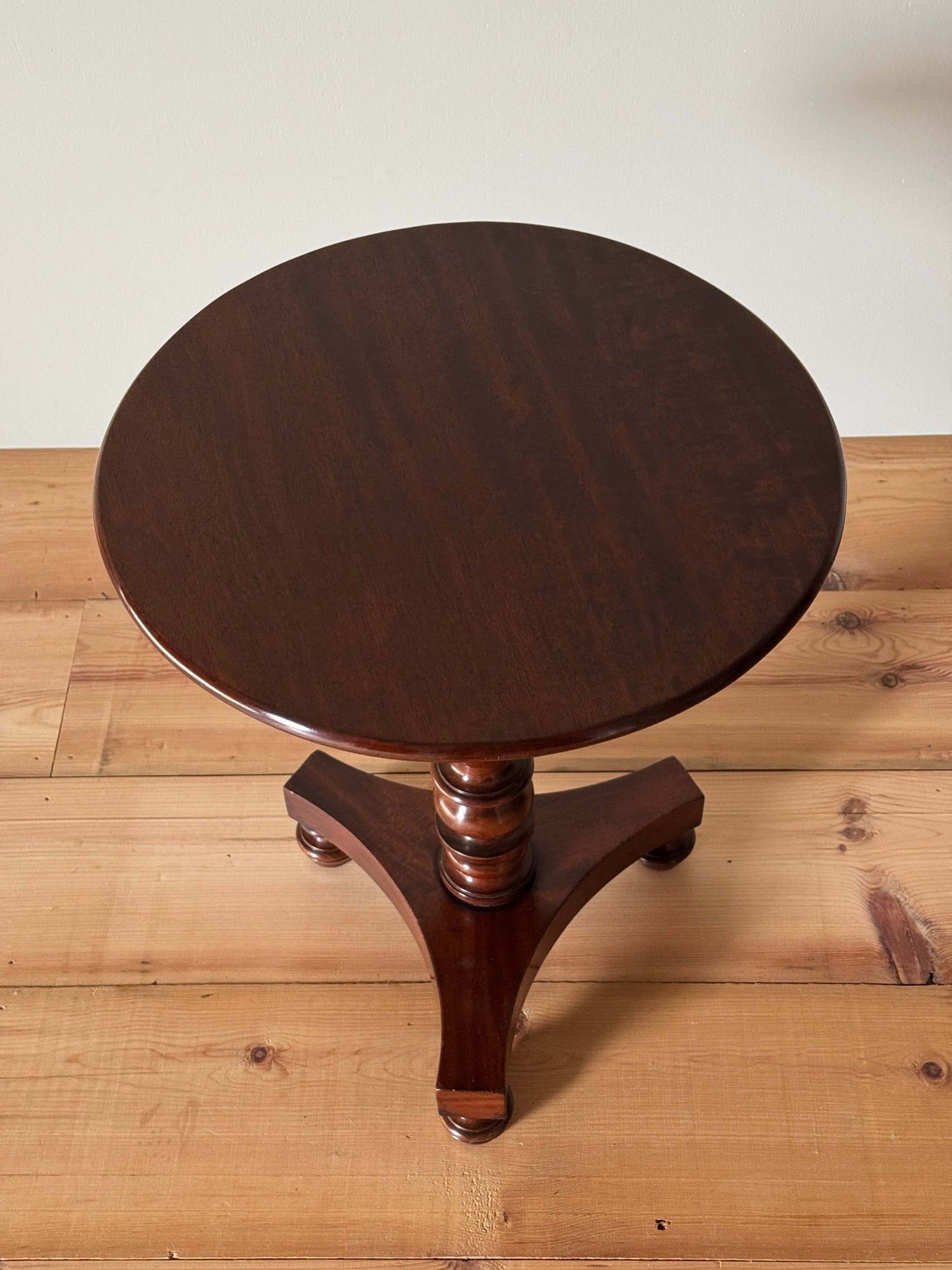 Victorian mahogany pedestal table with bun feet