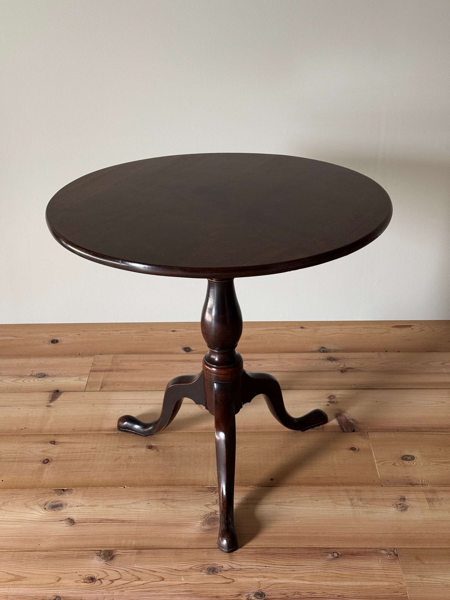 Antique mahogany large tilt-top table