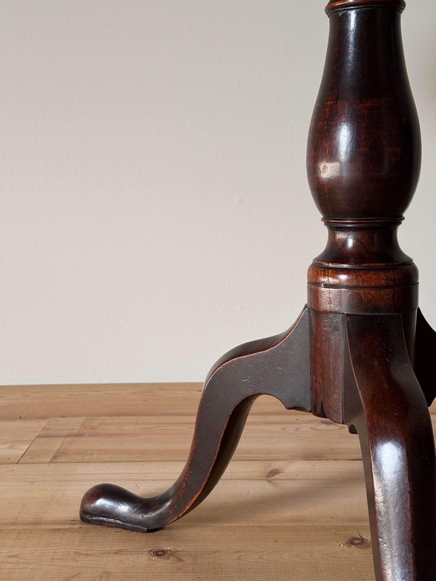 Antique mahogany large tilt-top table