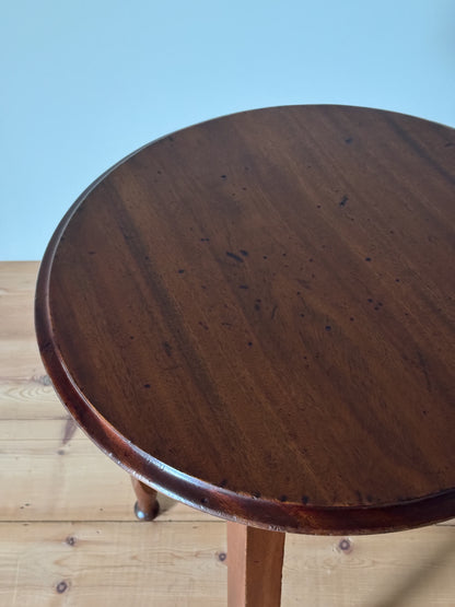 Antique circular table with chamfered legs and ball feet
