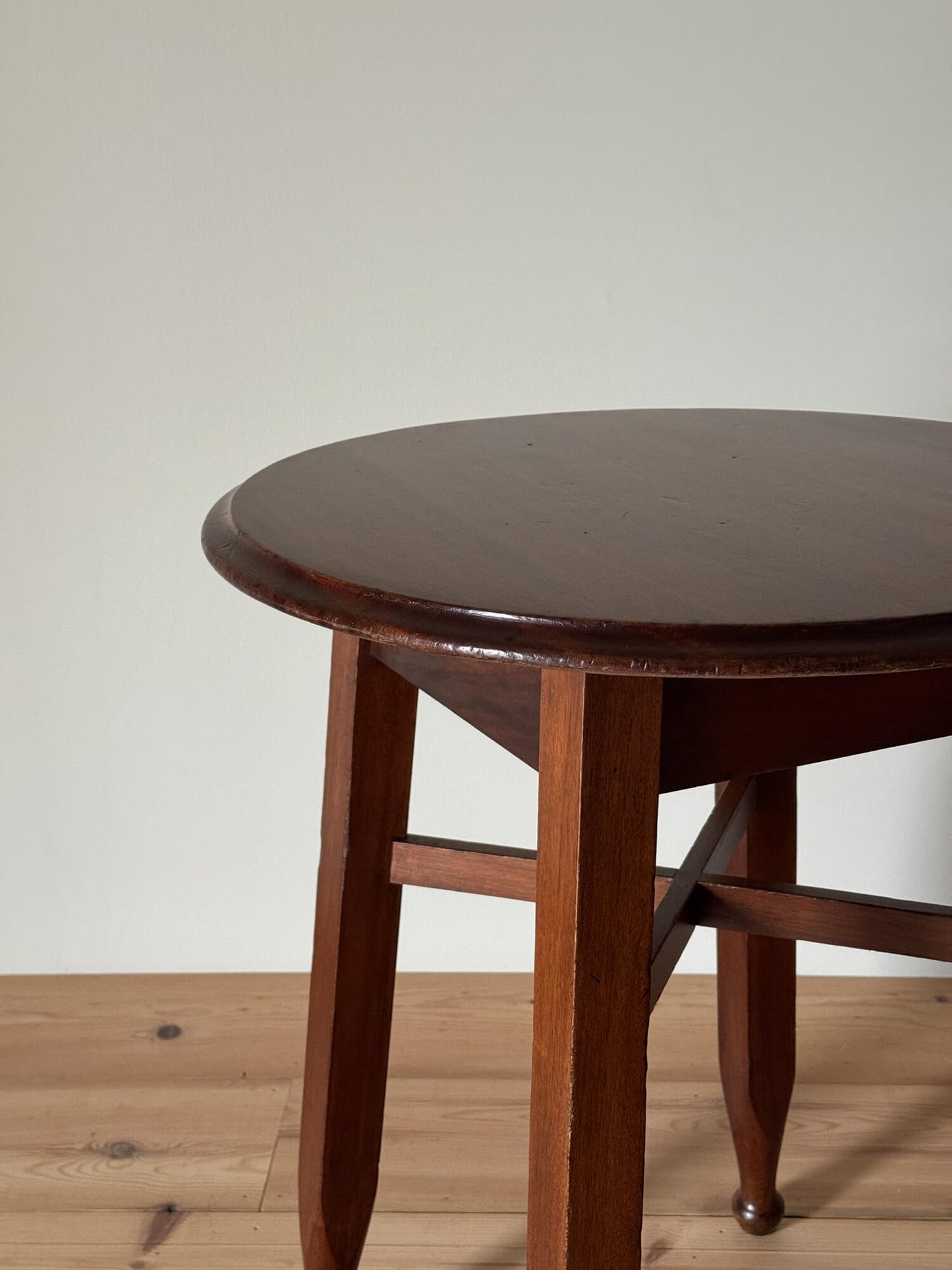 Antique circular table with chamfered legs and ball feet
