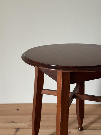 Antique circular table with chamfered legs and ball feet
