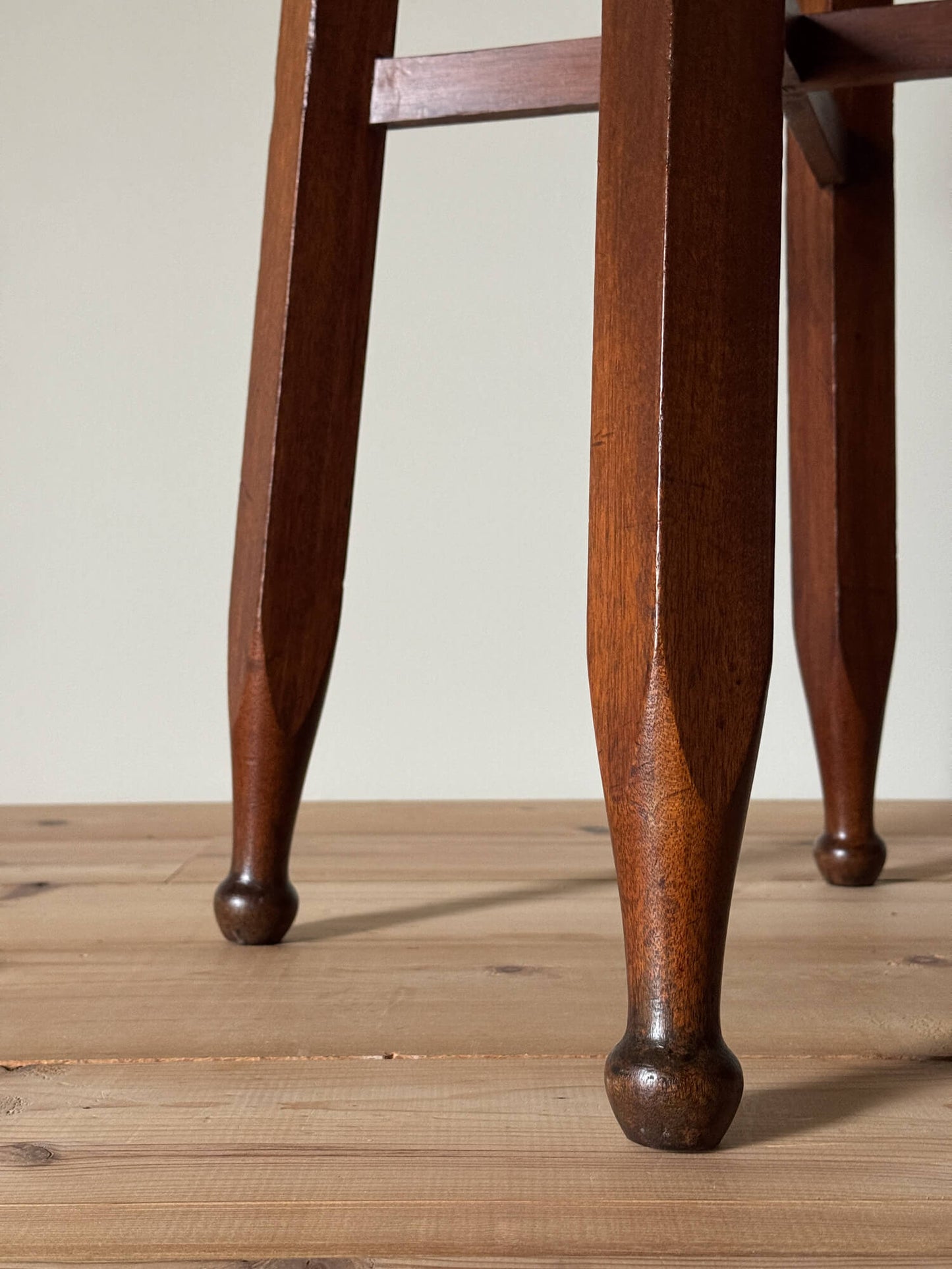 Antique circular table with chamfered legs and ball feet