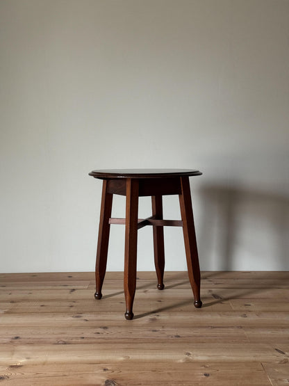 Antique circular table with chamfered legs and ball feet
