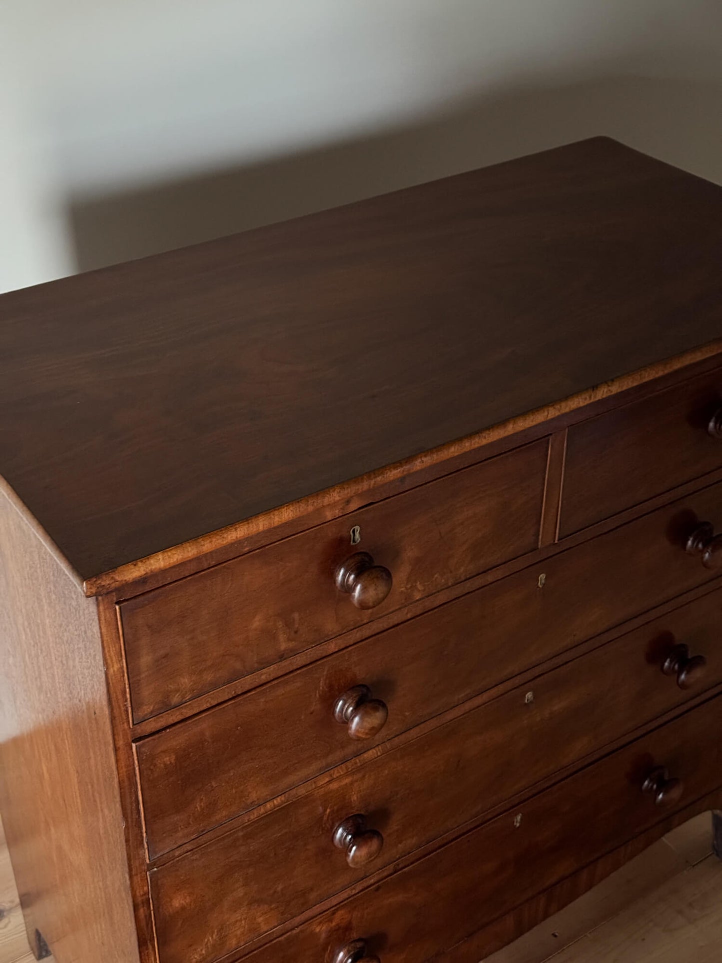 Victorian mahogany chest of drawers with oak-lined drawers