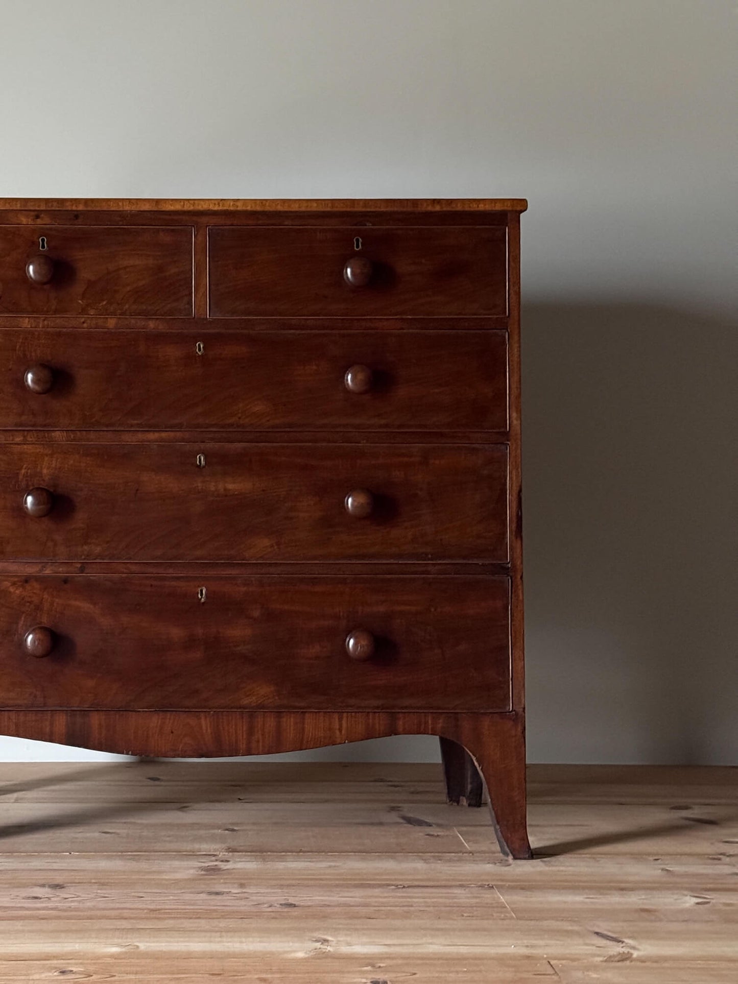 Victorian mahogany chest of drawers with oak-lined drawers