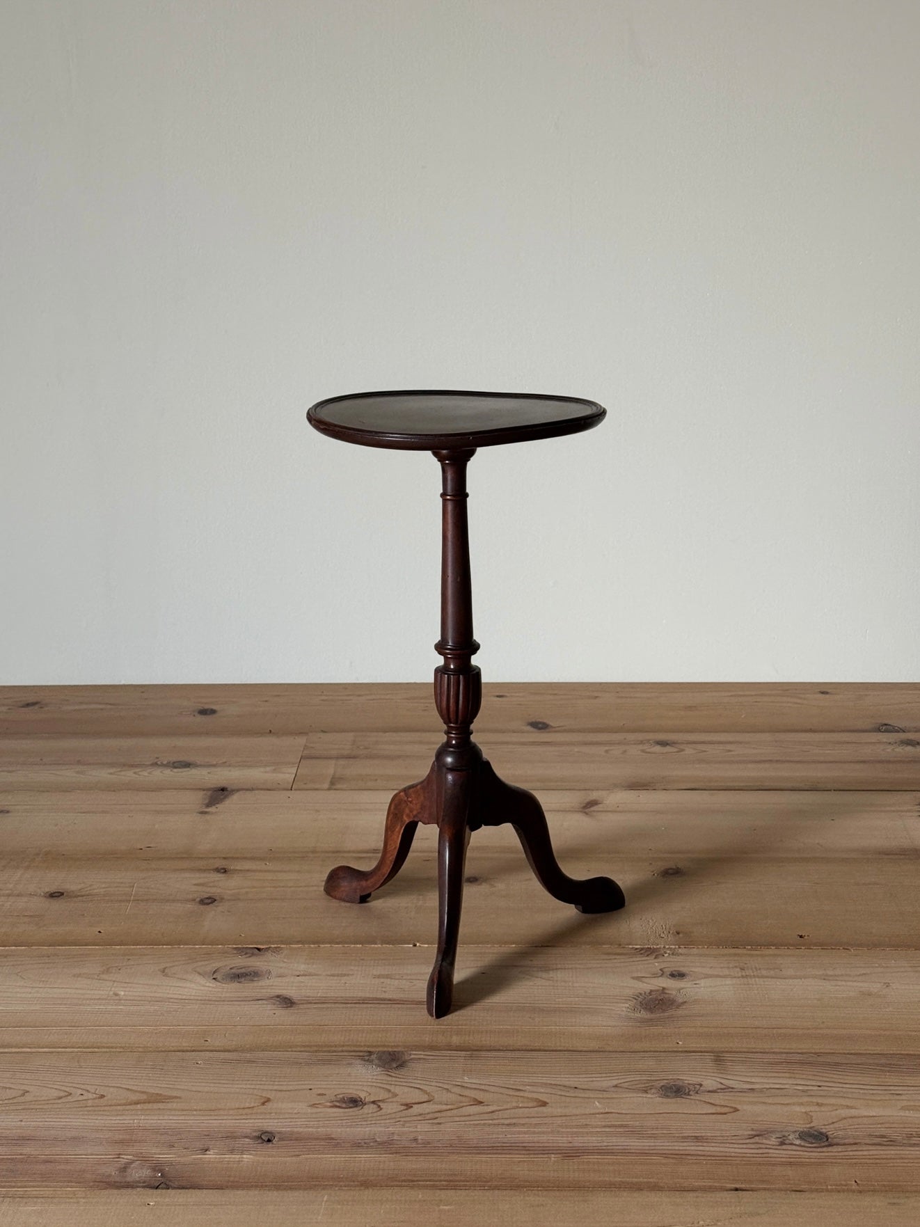 Victorian mahogany wine table on splayed legs