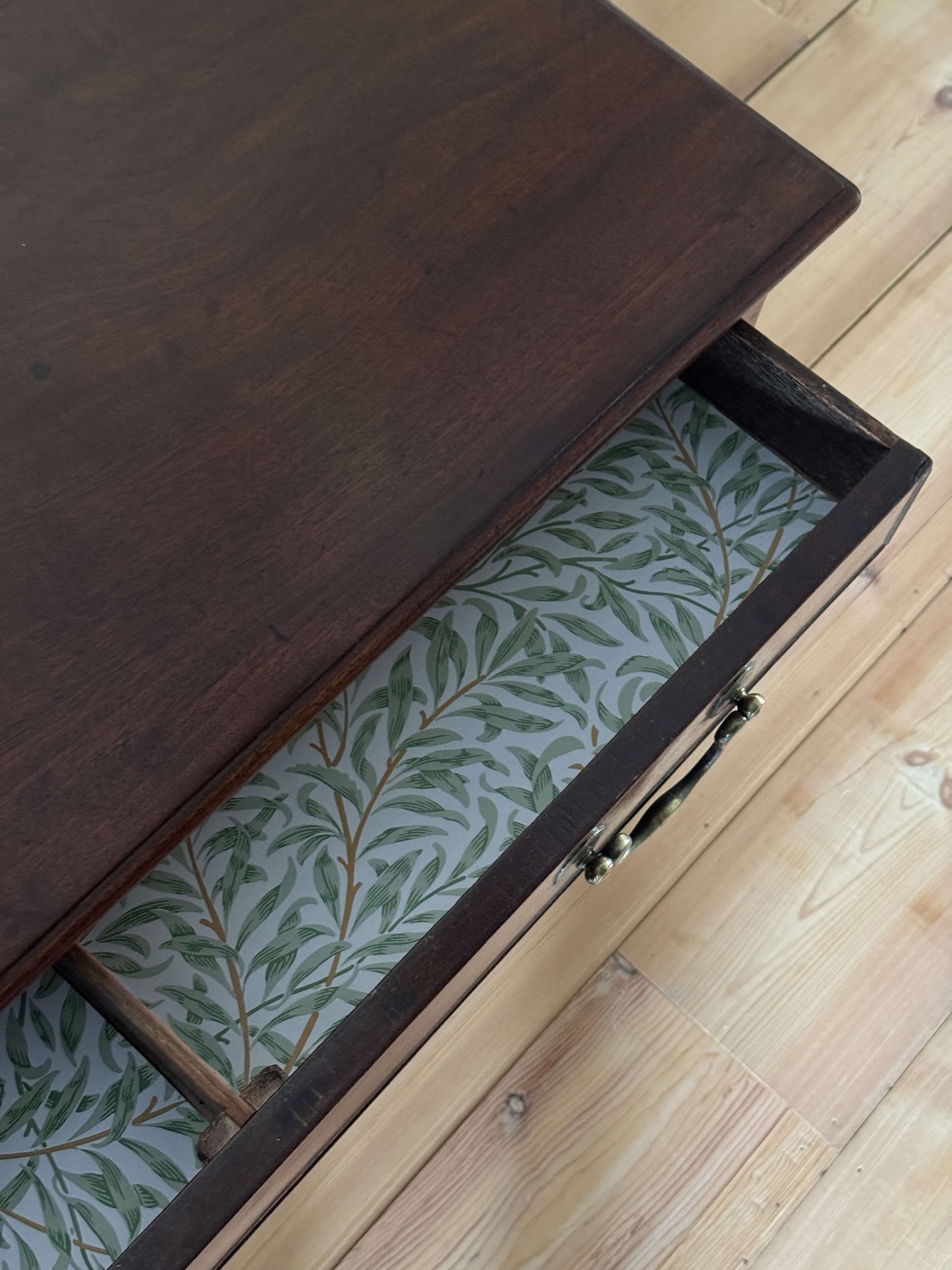 Georgian mahogany table with drawer