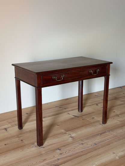 Georgian mahogany table with drawer