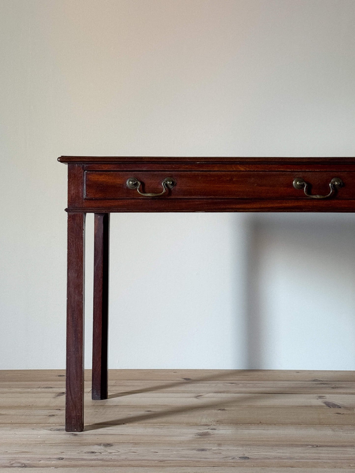 Georgian mahogany table with drawer