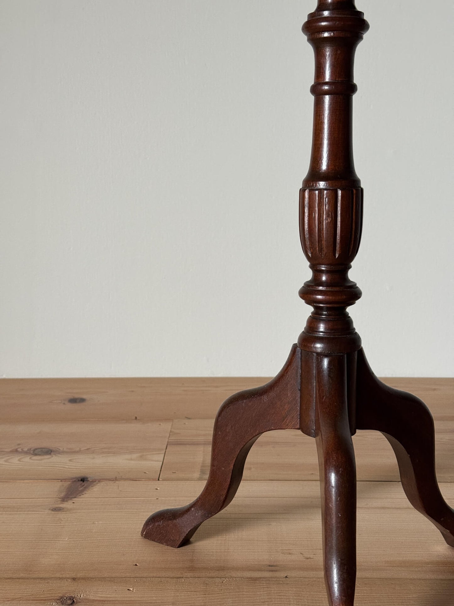 Vintage wine table with scalloped top