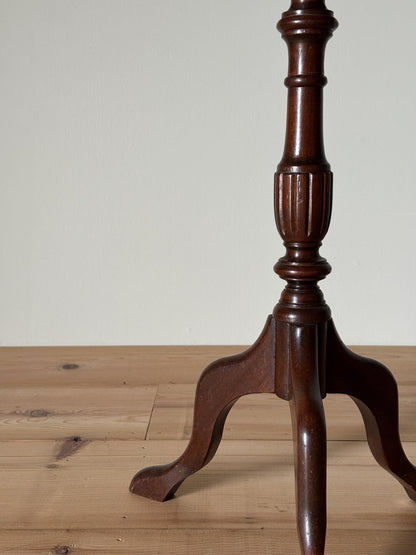 Vintage wine table with scalloped top