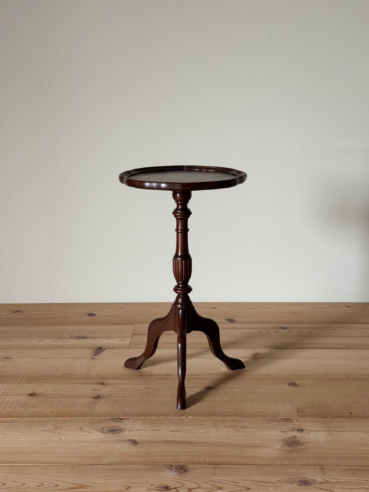 Vintage wine table with scalloped top