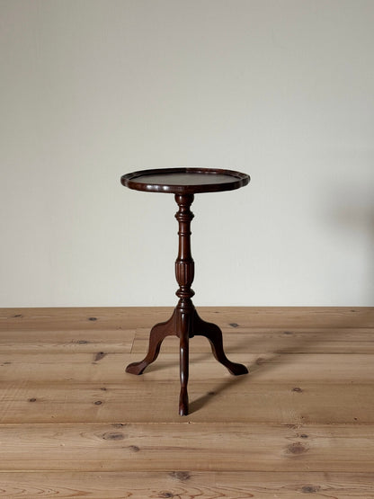 Vintage wine table with scalloped top