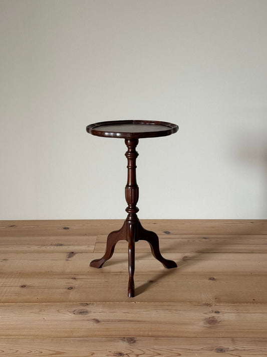 Vintage wine table with scalloped top