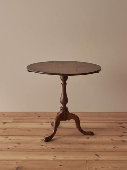 Georgian circular oak tilt-top table